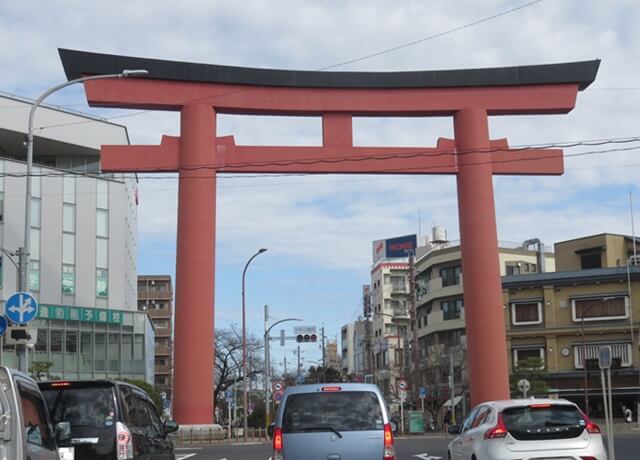 中村公園駅前の大鳥居